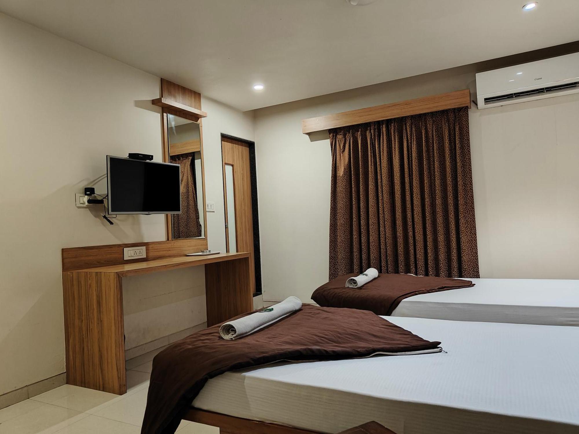 Hotel Sahyog&Rooms Surat Exterior foto